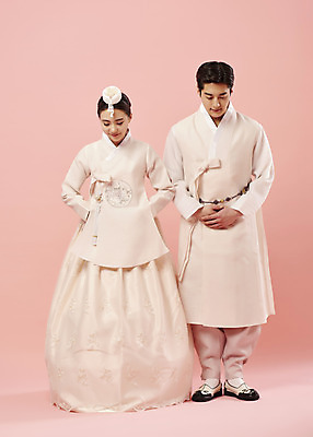 포토 JPG 스튜디오촬영 전신 커플 여자 남자 행복 신부 신랑 결혼 신혼부부 서기 20대 성인 두명 앞모습 한국인 한복 전통혼례 족두리 설레임 배꼽인사 성인만 웨딩촬영 분홍색배경 국내포토 한국전통 부부 감정 뷰포인트 분홍색 백그라운드 관계 모션 전통소품 실내 사람 동양인 이벤트 청년 인사 전통의상 전통의례 신혼 기념사진 파일형식