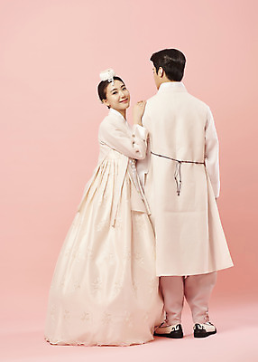 포토 JPG 스튜디오촬영 전신 커플 응시 여자 남자 행복 신부 신랑 결혼 신혼부부 서기 20대 성인 두명 옆모습 뒷모습 기댐 한국인 한복 전통혼례 족두리 설레임 성인만 어깨에손 웨딩촬영 분홍색배경 국내포토 한국전통 부부 시선 감정 뷰포인트 분홍색 백그라운드 관계 모션 전통소품 실내 사람 동양인 이벤트 청년 전통의상 전통의례 신혼 기념사진 파일형식
