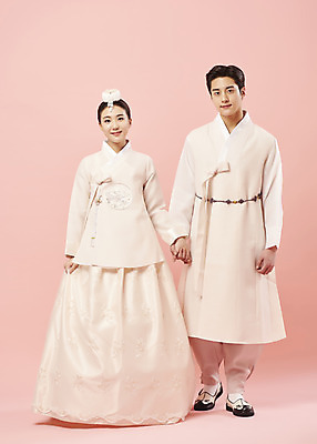 포토 JPG 스튜디오촬영 전신 커플 여자 남자 행복 신부 신랑 결혼 신혼부부 서기 미소 20대 성인 두명 앞모습 손잡기 한국인 한복 전통혼례 족두리 설레임 성인만 웨딩촬영 분홍색배경 국내포토 한국전통 부부 감정 뷰포인트 분홍색 백그라운드 관계 모션 전통소품 실내 표정 사람 동양인 이벤트 청년 전통의상 전통의례 신혼 기념사진 파일형식