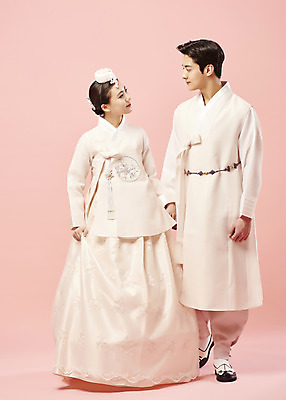 포토 JPG 스튜디오촬영 전신 커플 여자 남자 행복 신부 신랑 결혼 신혼부부 서기 20대 성인 두명 앞모습 마주보기 손잡기 한국인 한복 전통혼례 족두리 설레임 성인만 웨딩촬영 분홍색배경 국내포토 한국전통 부부 감정 뷰포인트 분홍색 백그라운드 관계 모션 전통소품 실내 사람 동양인 이벤트 청년 전통의상 전통의례 신혼 기념사진 파일형식