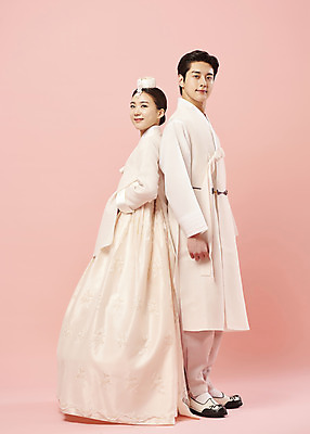 포토 JPG 스튜디오촬영 전신 커플 응시 여자 남자 행복 신부 신랑 결혼 신혼부부 서기 미소 20대 성인 두명 앞모습 한국인 등맞대기 한복 전통혼례 족두리 설레임 성인만 웨딩촬영 분홍색배경 국내포토 한국전통 부부 시선 감정 뷰포인트 분홍색 백그라운드 관계 모션 전통소품 실내 표정 사람 동양인 이벤트 청년 전통의상 전통의례 신혼 기념사진 파일형식