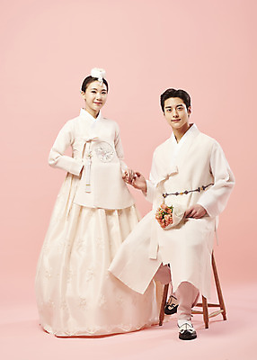 포토 JPG 스튜디오촬영 전신 커플 여자 남자 행복 신부 부케 신랑 결혼 의자 신혼부부 서기 미소 들기 앉기 20대 성인 두명 앞모습 손잡기 한국인 한복 전통혼례 족두리 설레임 성인만 웨딩촬영 분홍색배경 국내포토 한국전통 부부 감정 뷰포인트 분홍색 꽃다발 가구 백그라운드 관계 모션 전통소품 실내 표정 사람 동양인 이벤트 청년 전통의상 전통의례 신혼 기념사진 파일형식