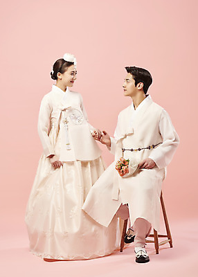 포토 JPG 스튜디오촬영 전신 커플 여자 남자 행복 신부 부케 신랑 결혼 의자 신혼부부 서기 미소 들기 앉기 20대 성인 두명 앞모습 마주보기 손잡기 한국인 한복 전통혼례 족두리 설레임 성인만 웨딩촬영 분홍색배경 국내포토 한국전통 부부 감정 뷰포인트 분홍색 꽃다발 가구 백그라운드 관계 모션 전통소품 실내 표정 사람 동양인 이벤트 청년 전통의상 전통의례 신혼 기념사진 파일형식