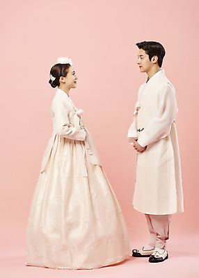 포토 JPG 스튜디오촬영 전신 커플 여자 남자 행복 신부 신랑 결혼 신혼부부 서기 20대 성인 두명 옆모습 마주보기 한국인 한복 전통혼례 족두리 손모으기 설레임 성인만 웨딩촬영 분홍색배경 국내포토 한국전통 부부 감정 뷰포인트 분홍색 백그라운드 관계 모션 전통소품 실내 사람 동양인 손짓 이벤트 청년 전통의상 전통의례 신혼 기념사진 파일형식