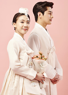 포토 JPG 스튜디오촬영 커플 응시 여자 남자 행복 신부 부케 신랑 결혼 신혼부부 서기 들기 상반신 20대 성인 두명 옆모습 한국인 한복 전통혼례 족두리 손모으기 설레임 성인만 웨딩촬영 분홍색배경 국내포토 한국전통 부부 시선 감정 뷰포인트 분홍색 꽃다발 백그라운드 관계 모션 전통소품 실내 사람 동양인 손짓 이벤트 청년 전통의상 전통의례 신혼 기념사진 파일형식