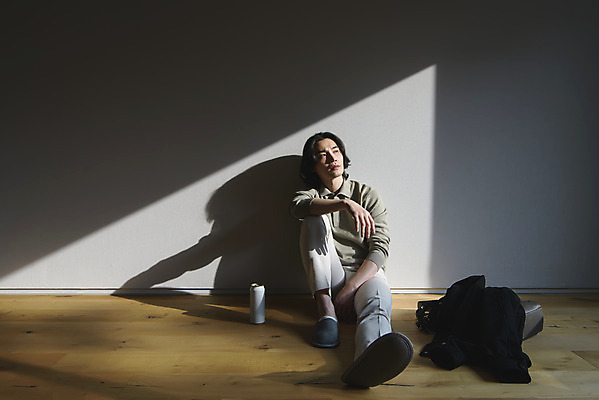 포토 JPG 주간 전신 남자 스트레스 실내 그림자 한명 앉기 성인 앞모습 30대 한국인 캔맥주 무기력 우울증 성인남자한명만 번아웃증후군 코로나바이러스 코로나블루 증후군 PTSD 국내포토 자연요소 1 뷰포인트 컨셉 모션 맥주 사람 동양인 내부 장년 바이러스 캔 질병 사회이슈 신조어 남자한명만 성인남자만 파일형식