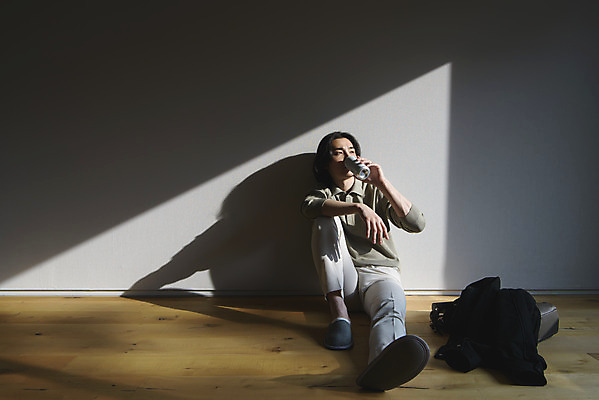 포토 JPG 주간 전신 남자 스트레스 실내 그림자 한명 앉기 성인 앞모습 30대 한국인 마시기 캔맥주 무기력 우울증 성인남자한명만 번아웃증후군 코로나바이러스 코로나블루 증후군 PTSD 국내포토 자연요소 1 뷰포인트 컨셉 모션 맥주 사람 동양인 내부 장년 바이러스 캔 질병 사회이슈 신조어 남자한명만 성인남자만 파일형식