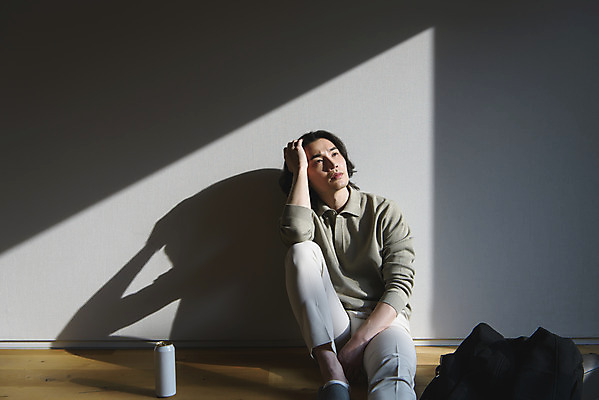 포토 JPG 주간 전신 남자 스트레스 실내 그림자 한명 앉기 성인 앞모습 30대 한국인 캔맥주 무기력 우울증 성인남자한명만 번아웃증후군 코로나바이러스 코로나블루 증후군 PTSD 국내포토 자연요소 1 뷰포인트 컨셉 모션 맥주 사람 동양인 내부 장년 바이러스 캔 질병 사회이슈 신조어 남자한명만 성인남자만 파일형식