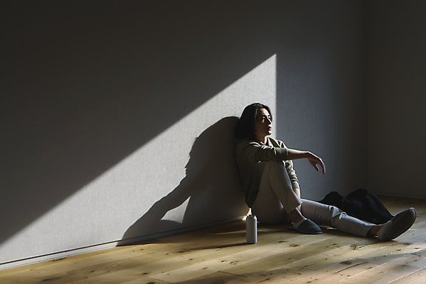 포토 JPG 주간 전신 남자 스트레스 실내 그림자 한명 앉기 성인 옆모습 30대 한국인 캔맥주 무기력 우울증 성인남자한명만 번아웃증후군 코로나바이러스 코로나블루 증후군 PTSD 국내포토 자연요소 1 뷰포인트 컨셉 모션 맥주 사람 동양인 내부 장년 바이러스 캔 질병 사회이슈 신조어 남자한명만 성인남자만 파일형식