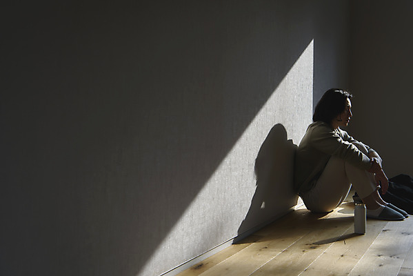 포토 JPG 주간 전신 남자 스트레스 실내 그림자 한명 성인 옆모습 30대 한국인 캔맥주 웅크림 무기력 성인남자한명만 코로나바이러스 코로나블루 PTSD 국내포토 자연요소 1 뷰포인트 컨셉 모션 맥주 사람 동양인 내부 장년 바이러스 캔 질병 신조어 남자한명만 성인남자만 파일형식