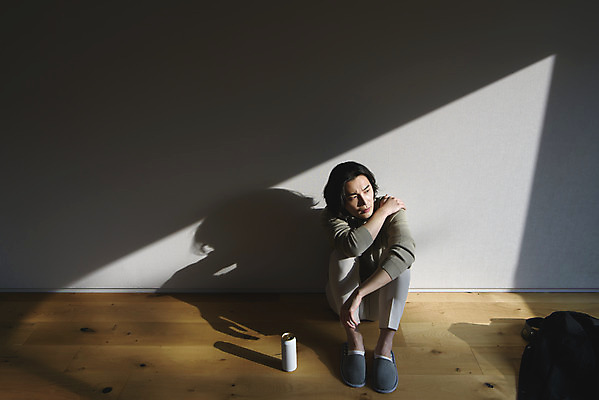 포토 JPG 주간 전신 남자 스트레스 실내 그림자 한명 성인 앞모습 30대 한국인 캔맥주 웅크림 무기력 우울증 성인남자한명만 번아웃증후군 코로나바이러스 코로나블루 증후군 PTSD 국내포토 자연요소 1 뷰포인트 컨셉 모션 맥주 사람 동양인 내부 장년 바이러스 캔 질병 사회이슈 신조어 남자한명만 성인남자만 파일형식