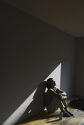 포토 JPG 주간 전신 남자 스트레스 실내 그림자 한명 성인 옆모습 30대 한국인 캔맥주 웅크림 무기력 우울증 성인남자한명만 번아웃증후군 코로나바이러스 코로나블루 증후군 PTSD 국내포토 자연요소 1 뷰포인트 컨셉 모션 맥주 사람 동양인 내부 장년 바이러스 캔 질병 사회이슈 신조어 남자한명만 성인남자만 파일형식