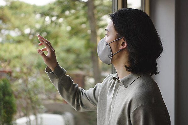 포토 JPG 주간 응시 남자 스트레스 실내 마스크 한명 상반신 성인 옆모습 아웃포커스 30대 한국인 우울증 성인남자한명만 코로나바이러스 코로나블루 국내포토 자연요소 1 시선 뷰포인트 촬영기법 사람 동양인 내부 장년 바이러스 질병 신조어 남자한명만 성인남자만 파일형식