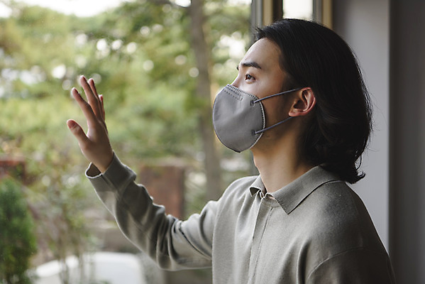 포토 JPG 주간 응시 남자 창문 스트레스 실내 마스크 한명 성인 옆모습 아웃포커스 30대 한국인 무기력 우울증 성인남자한명만 코로나바이러스 코로나블루 국내포토 자연요소 1 시선 뷰포인트 컨셉 촬영기법 사람 동양인 내부 장년 바이러스 질병 신조어 남자한명만 성인남자만 파일형식