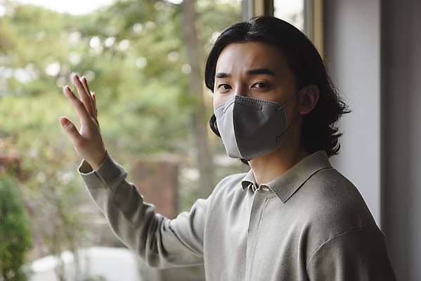 포토 JPG 주간 응시 남자 스트레스 실내 마스크 한명 상반신 성인 옆모습 아웃포커스 30대 한국인 무기력 우울증 성인남자한명만 코로나바이러스 코로나블루 국내포토 자연요소 1 시선 뷰포인트 컨셉 촬영기법 사람 동양인 내부 장년 바이러스 질병 신조어 남자한명만 성인남자만 파일형식