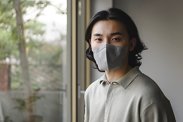 포토 JPG 주간 응시 남자 창문 스트레스 실내 마스크 한명 성인 옆모습 아웃포커스 30대 한국인 무기력 우울증 성인남자한명만 코로나바이러스 코로나블루 국내포토 자연요소 1 시선 뷰포인트 컨셉 촬영기법 사람 동양인 내부 장년 바이러스 질병 신조어 남자한명만 성인남자만 파일형식