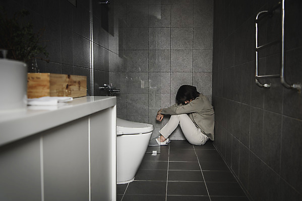 포토 JPG 전신 남자 스트레스 실내 한명 성인 옆모습 30대 어둠 한국인 욕실 웅크림 우울감 우울증 성인남자한명만 PTSD 국내포토 1 감정 뷰포인트 모션 사람 동양인 내부 장년 질병 남자한명만 성인남자만 파일형식