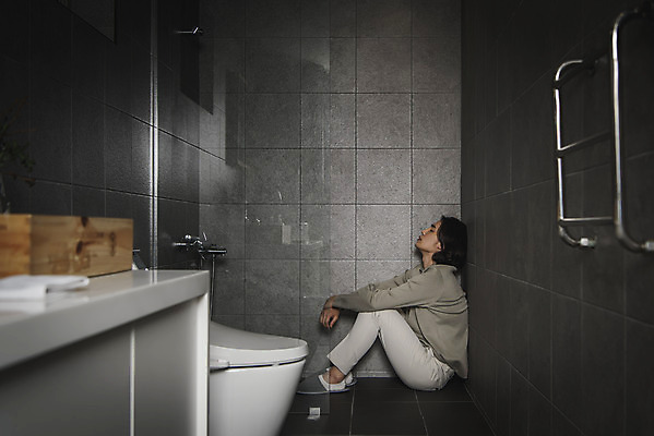 포토 JPG 전신 남자 스트레스 실내 한명 앉기 성인 옆모습 30대 어둠 한국인 욕실 고개들기 무기력 우울감 우울증 성인남자한명만 PTSD 국내포토 1 감정 뷰포인트 컨셉 모션 사람 동양인 내부 장년 질병 남자한명만 성인남자만 파일형식