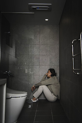 포토 JPG 전신 남자 스트레스 실내 한명 앉기 성인 옆모습 30대 어둠 한국인 욕실 웅크림 무기력 우울감 우울증 성인남자한명만 PTSD 국내포토 1 감정 뷰포인트 컨셉 모션 사람 동양인 내부 장년 질병 남자한명만 성인남자만 파일형식