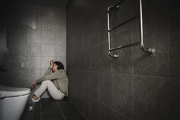 포토 JPG 전신 남자 스트레스 실내 한명 앉기 성인 옆모습 30대 어둠 한국인 욕실 웅크림 무기력 우울감 우울증 성인남자한명만 PTSD 국내포토 1 감정 뷰포인트 컨셉 모션 사람 동양인 내부 장년 질병 남자한명만 성인남자만 파일형식