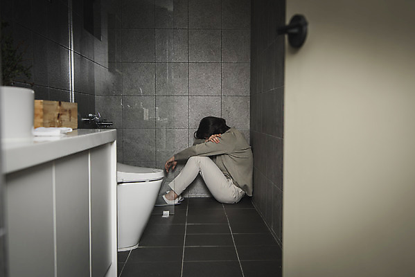 포토 JPG 전신 남자 스트레스 실내 한명 성인 옆모습 30대 어둠 한국인 욕실 웅크림 우울감 우울증 성인남자한명만 PTSD 국내포토 1 감정 뷰포인트 모션 사람 동양인 내부 장년 질병 남자한명만 성인남자만 파일형식