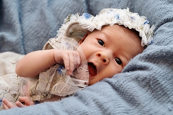 포토 JPG 해외이미지 백인 여자 입벌림 한명 손짓 근접촬영 상반신 눕기 아기 신생아 담요 여자아기한명만 해외포토 서양인 1 뷰포인트 모션 표정 사람 여자한명만 여자아기만 파일형식
