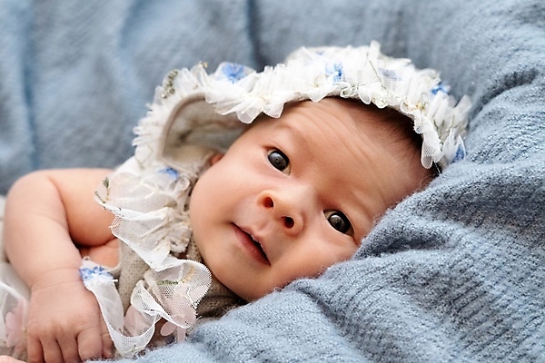 포토 JPG 해외이미지 백인 응시 여자 한명 상반신 아웃포커스 눕기 아기 신생아 담요 여자아기한명만 해외포토 서양인 1 시선 모션 촬영기법 사람 여자한명만 여자아기만 파일형식