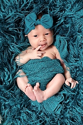 포토 JPG 해외이미지 전신 백인 응시 여자 리본 한명 손짓 눕기 아기 신생아 담요 여자아기한명만 해외포토 서양인 1 시선 모션 사람 여자한명만 여자아기만 파일형식