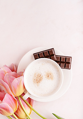 포토 JPG 해외이미지 꽃다발 실내 사람없음 하이앵글 초콜릿 튤립 커피잔 흰배경 카푸치노 해외포토 꽃 커피 뷰포인트 백그라운드 디저트 잔 내부 흰색 파일형식