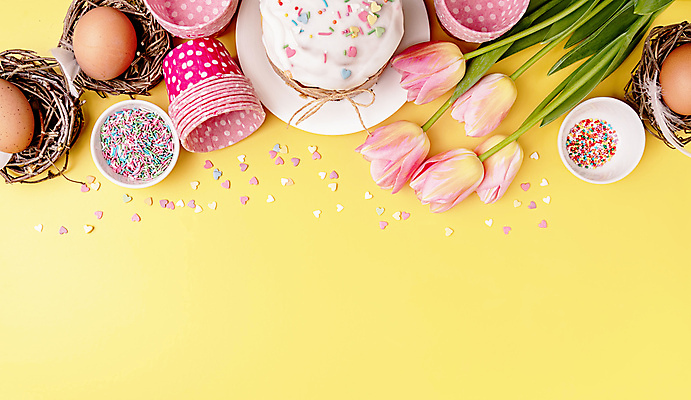 포토 JPG 해외이미지 부활절 실내 사람없음 케이크 튤립 하트 종이컵 부활절계란 노란배경 스프링클 해외포토 모양 기념일 꽃 백그라운드 디저트 내부 장식 컵 노란색 계란 일회용 파일형식