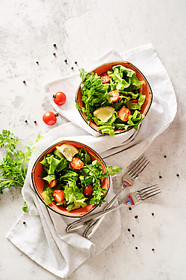 포토 JPG 해외이미지 접시 포크 채소 실내 사람없음 하이앵글 샐러드 신선 흰배경 건강식 다이어트음식 저칼로리식단 해외포토 식기 음식 뷰포인트 백그라운드 다이어트 내부 흰색 식단 저칼로리 파일형식