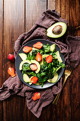 포토 JPG 해외이미지 접시 포크 채소 딸기 실내 사람없음 하이앵글 샐러드 신선 아보카도 건강식 다이어트음식 저칼로리식단 나무배경 해외포토 식기 음식 뷰포인트 백그라운드 다이어트 과일 내부 식단 저칼로리 파일형식