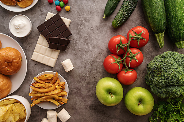 포토 JPG 해외이미지 음식 빵 토마토 회색배경 오이 건강 사람없음 하이앵글 초콜릿 감자튀김 비교 정크푸드 사과 브로콜리 청사과 마시멜로우 주키니호박 비건음식 해외포토 뷰포인트 백그라운드 컨셉 채소 과일 디저트 감자 회색 튀김 파일형식 비건