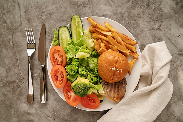 포토 JPG 해외이미지 접시 음식 빵 포크 토마토 채소 회색배경 오이 패스트푸드 건강 사람없음 하이앵글 샐러드 감자튀김 나이프 정크푸드 브로콜리 비건음식 해외포토 식기 뷰포인트 백그라운드 감자 회색 튀김 칼 인스턴트 파일형식 비건