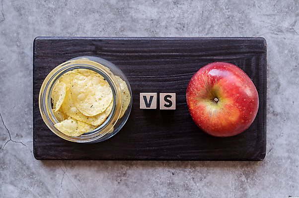 포토 JPG 해외이미지 음식 회색배경 디저트 건강 사람없음 하이앵글 비교 정크푸드 사과 감자칩 나무도마 비건음식 해외포토 뷰포인트 백그라운드 컨셉 과일 도마 목재 과자 회색 칩_음식 파일형식 비건