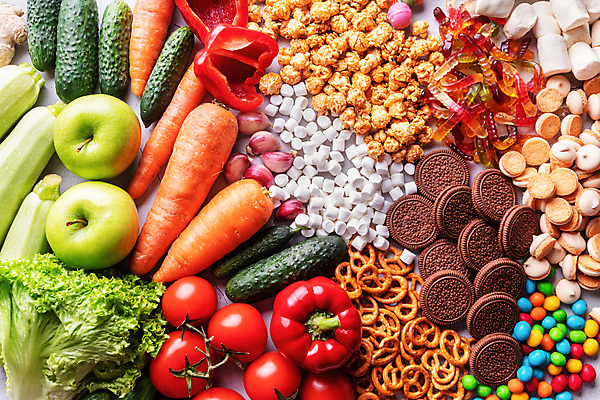 포토 JPG 해외이미지 음식 토마토 오이 파프리카 건강 사탕 사람없음 하이앵글 쿠키 당근 비교 정크푸드 사과 상추 팝콘 청사과 젤리 건강식 마시멜로우 브레첼 비건음식 해외포토 뷰포인트 컨셉 채소 과일 디저트 뿌리채소 파일형식 비건