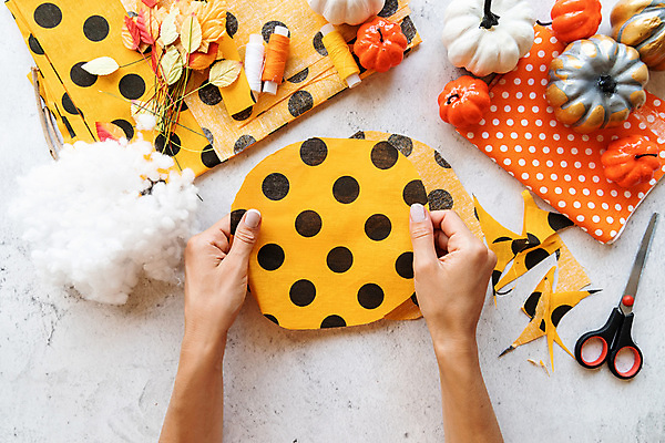 포토 JPG 해외이미지 손 낙엽 호박 실내 들기 신체부위 장식 미니어처 할로윈 실 솜 포장지 흰배경 만들기 수공예 핸드메이드 해외포토 백그라운드 잎 채소 포장 모션 사람 내부 모형 흰색 공예 파일형식