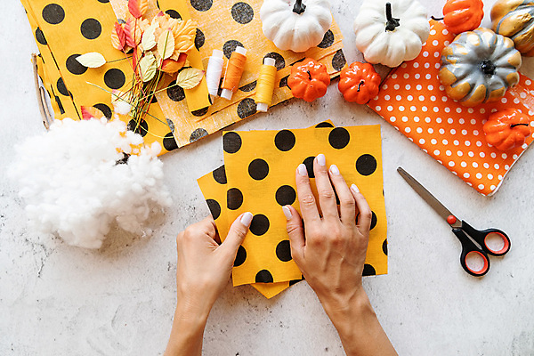 포토 JPG 해외이미지 손 호박 실내 신체부위 장식 미니어처 할로윈 잡기 솜 흰배경 만들기 수공예 핸드메이드 해외포토 백그라운드 채소 모션 사람 내부 모형 흰색 공예 파일형식