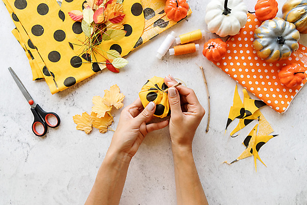 포토 JPG 해외이미지 손 낙엽 호박 실내 신체부위 장식 미니어처 할로윈 잡기 실 흰배경 만들기 꽂음 수공예 나무막대기 핸드메이드 해외포토 백그라운드 잎 채소 모션 사람 내부 모형 흰색 막대기 공예 파일형식