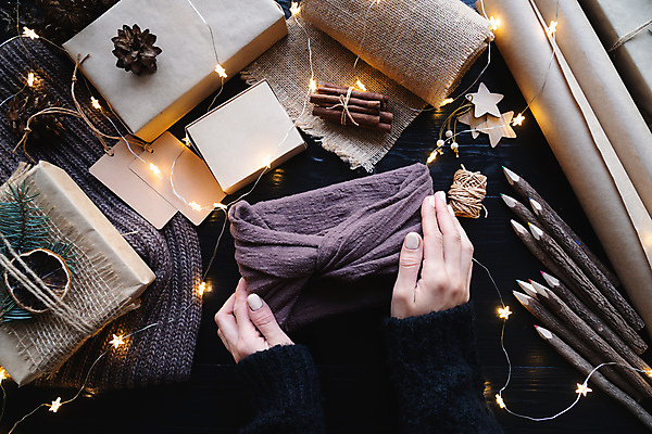 포토 JPG 해외이미지 손 별 크리스마스 검은배경 색연필 실내 선물포장 크리스마스선물 목재 신체부위 꼬리표 잡기 종이상자 삼베 포장지 오브젝트 준비 노끈 시나몬스틱 해외포토 자연요소 나무 기념일 줄 백그라운드 재료 포장 모션 학용품 선물 사람 내부 상자 라벨 검은색 시나몬 파일형식 천_직물