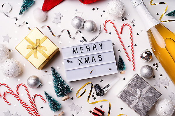 포토 JPG 해외이미지 영어 별 리본 크리스마스장식 크리스마스 산타모자 크리스마스용품 실내 사람없음 선물상자 크리스마스트리 파티 샴페인 오브젝트 파티용품 흰배경 샴페인병 지팡이사탕 코끼리피리 오너먼트 해외포토 자연요소 문자 모자_잡화 기념일 백그라운드 술병 주류 사탕 선물 이벤트 내부 상자 흰색 용품 이벤트용품 파일형식