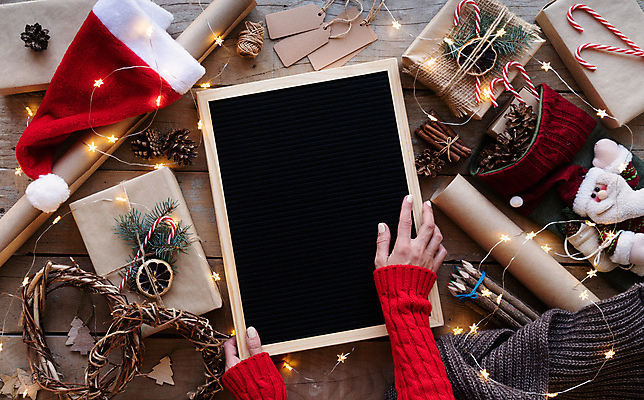 포토 JPG 해외이미지 손 크리스마스장식 크리스마스 산타모자 크리스마스용품 색연필 실내 신체부위 선물상자 하이앵글 꼬리표 잡기 종이상자 오브젝트 솔방울 노끈 산타인형 시나몬스틱 지팡이사탕 카피스페이스 크리스마스리스 나무배경 해외포토 모자_잡화 기념일 줄 인형 뷰포인트 백그라운드 모션 학용품 사탕 선물 사람 내부 상자 라벨 화환 공백 용품 시나몬 파일형식