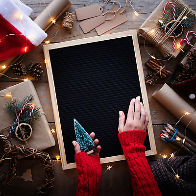 포토 JPG 해외이미지 손 크리스마스장식 크리스마스 산타모자 크리스마스용품 색연필 실내 들기 신체부위 선물상자 하이앵글 크리스마스트리 꼬리표 칠판 오브젝트 솔방울 노끈 시나몬스틱 지팡이사탕 카피스페이스 크리스마스리스 나무배경 해외포토 모자_잡화 기념일 줄 뷰포인트 백그라운드 모션 학용품 사탕 선물 사람 내부 상자 라벨 화환 공백 용품 시나몬 파일형식