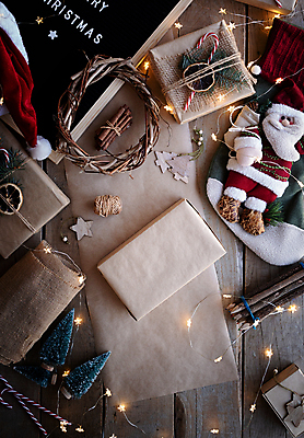 포토 JPG 해외이미지 영어 크리스마스장식 크리스마스 산타모자 크리스마스용품 색연필 실내 사람없음 선물상자 크리스마스트리 칠판 종이상자 삼베 포장지 오브젝트 노끈 산타인형 시나몬스틱 지팡이사탕 크리스마스리스 나무배경 해외포토 문자 모자_잡화 기념일 줄 인형 백그라운드 포장 학용품 사탕 선물 내부 상자 화환 용품 시나몬 파일형식 천_직물