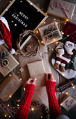 포토 JPG 해외이미지 손 영어 크리스마스장식 크리스마스 산타모자 크리스마스용품 색연필 실내 선물포장 크리스마스선물 신체부위 선물상자 칠판 잡기 삼베 오브젝트 준비 노끈 산타인형 시나몬스틱 지팡이사탕 크리스마스리스 나무배경 해외포토 문자 모자_잡화 기념일 줄 인형 백그라운드 포장 모션 학용품 사탕 선물 사람 내부 상자 화환 용품 시나몬 파일형식 천_직물