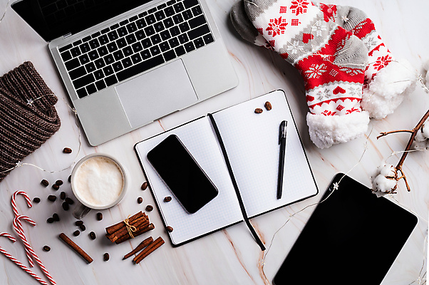 포토 JPG 해외이미지 크리스마스 크리스마스용품 양말 실내 사람없음 노트북 스마트폰 태블릿 펜 다이어리 원두 오브젝트 흰배경 라떼 산타양말 시나몬스틱 지팡이사탕 목화솜 해외포토 기념일 커피 백그라운드 사탕 내부 전자제품 핸드폰 스마트기기 필기구 사무용품 흰색 솜 용품 시나몬 파일형식