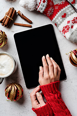 포토 JPG 해외이미지 손 크리스마스 크리스마스용품 양말 실내 손짓 신체부위 태블릿 커피잔 오브젝트 흰배경 라떼 산타양말 시나몬스틱 오너먼트 해외포토 기념일 커피 백그라운드 크리스마스장식 모션 잔 사람 내부 전자제품 스마트기기 흰색 용품 시나몬 파일형식