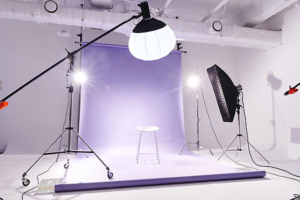 포토 JPG 스튜디오촬영 백그라운드 의자 스튜디오 조명 실내 사람없음 보라색 준비 사진관 사진조명 촬영장비 배경지 국내포토 컬러 가구 내부 도구 파일형식