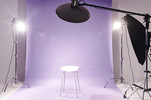 포토 JPG 스튜디오촬영 백그라운드 의자 스튜디오 조명 실내 사람없음 보라색 준비 사진관 사진조명 촬영장비 배경지 국내포토 컬러 가구 내부 도구 파일형식
