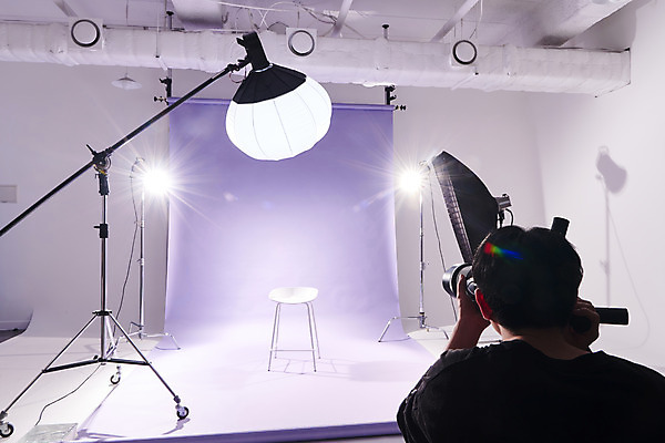 포토 JPG 스튜디오촬영 남자 백그라운드 의자 스튜디오 조명 실내 한명 상반신 20대 성인 뒷모습 보라색 사진촬영 한국인 사진사 준비 사진관 사진조명 촬영장비 성인남자한명만 배경지 국내포토 1 뷰포인트 컬러 가구 사람 동양인 청년 내부 촬영 도구 작가 남자한명만 성인남자만 파일형식